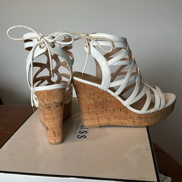 Guess White Wedge Croc print Back Lace-up Sandals 6M - Picture 3 of 6